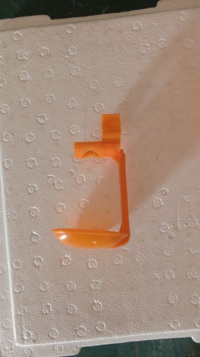 Чашка поднипельний для броллеров птицы