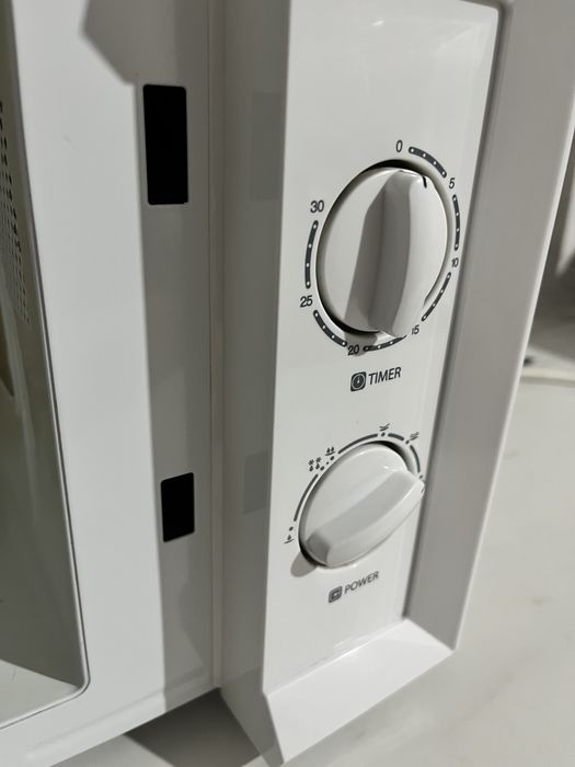 Cuptor microunde exterior impecabil Daewoo 700W