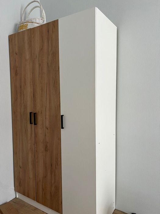 Шкаф продаю трёхдверный