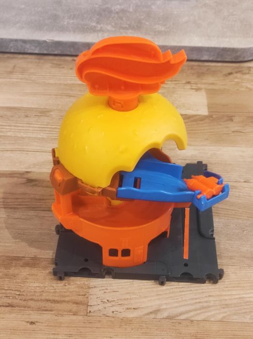 Продавам - Hot Wheels паркинг, писти и автовоз