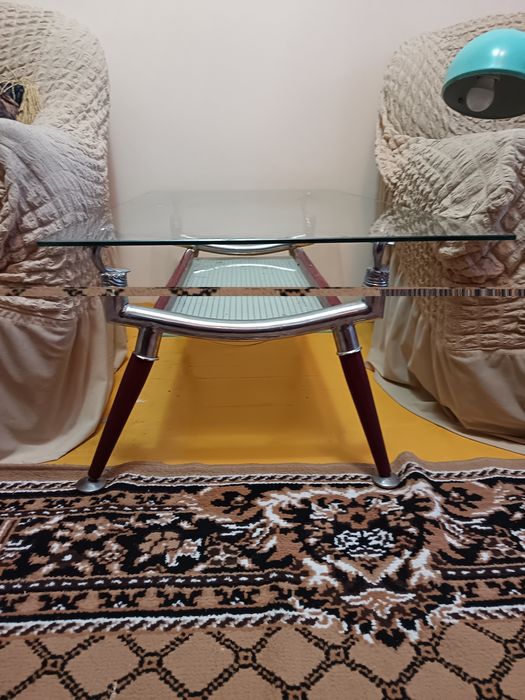 Продаётся устойчивый журнальный столик