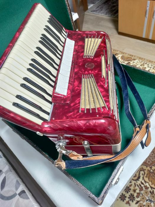 Продавам Немски акордеон Баркароле Проминенз 2 4гласа с куфар