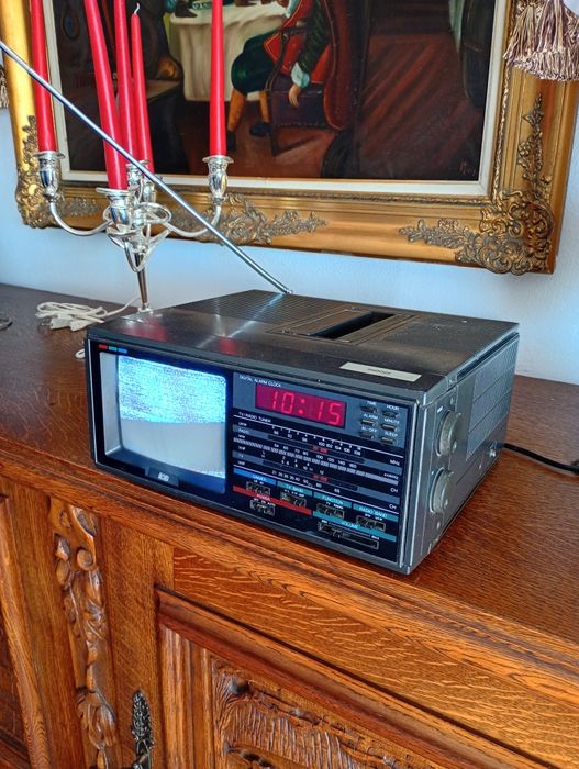 TV portabil cu radio și ceas deșteptător