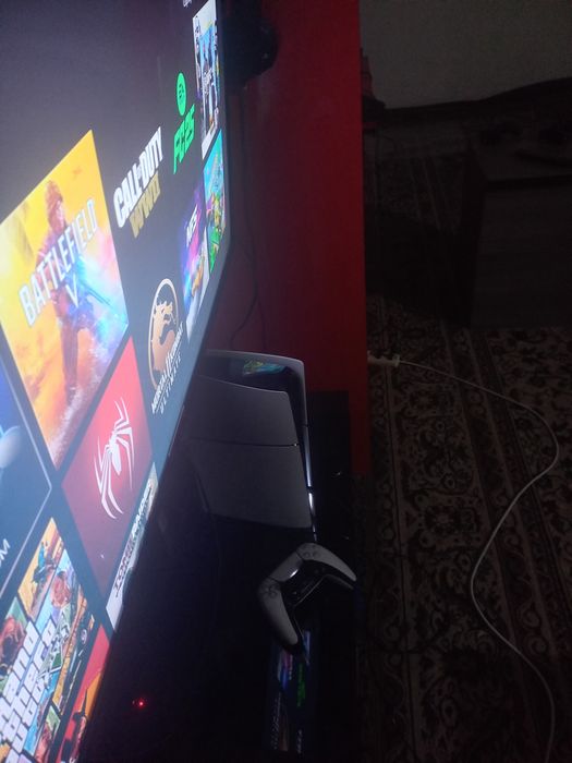 PS5 slim holati ideal tiniq 1TB hotirasi o'yinlar yozigan karobka bor.