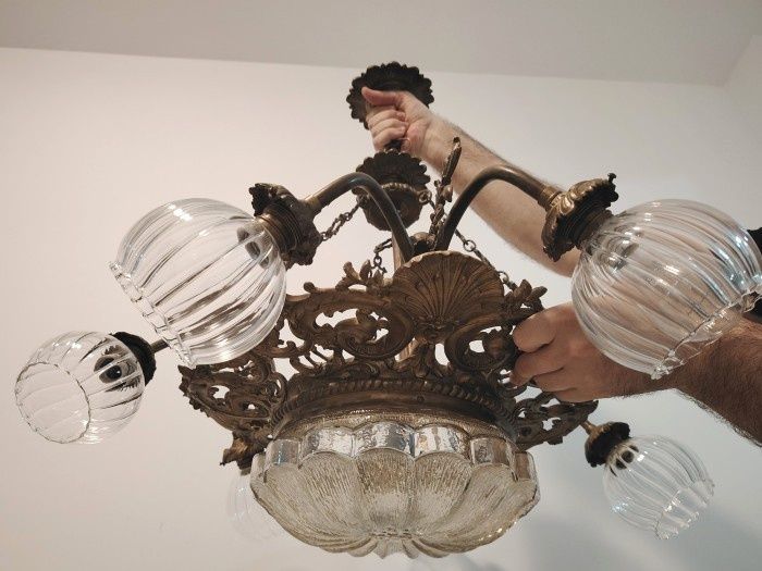 Candelabru antic din bronz masiv in stil francez și sticla centrala ,6 brațe cu abajoare din sticla model lalea,piesa foarte masiva cu o lucrătură de