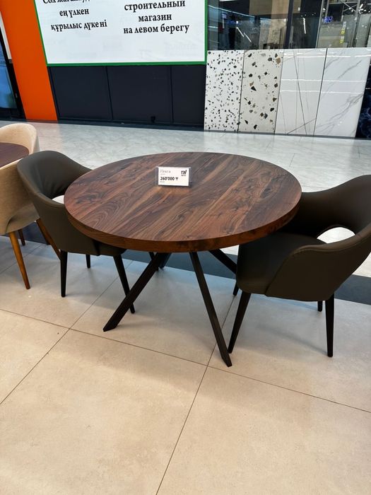 Стол куханный в идиальном состоянии