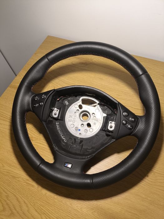 Volan M de BMW e39 custom, cusătură în 3 culori (e46, e38, e36, X5, X3