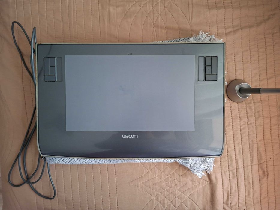 Монитор Dell U2713HM, таблет за рисуване Wacom и слушалки Apple с кабел