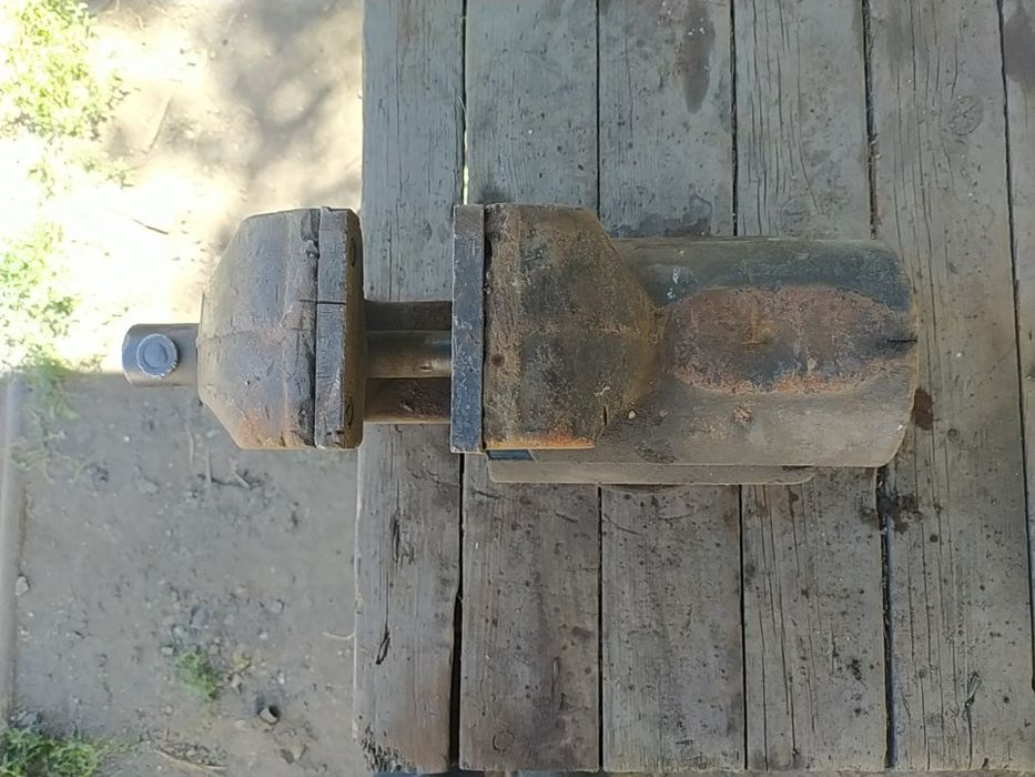 Тиски слесарные советские