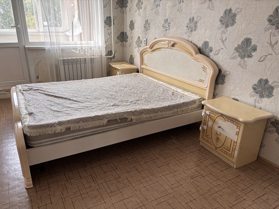 Кровать и две тумбочки