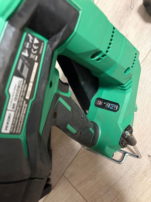 Такер HiKOKI - Hitachi акумулаторен безчетков 18 V, 5 Ah, за гвоздеи 50-90 мм, NR1890DBCL