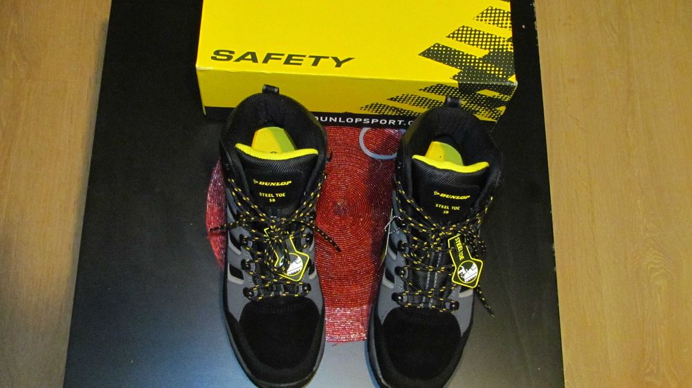 Продавам нови туристически обувки Dunlop Steel