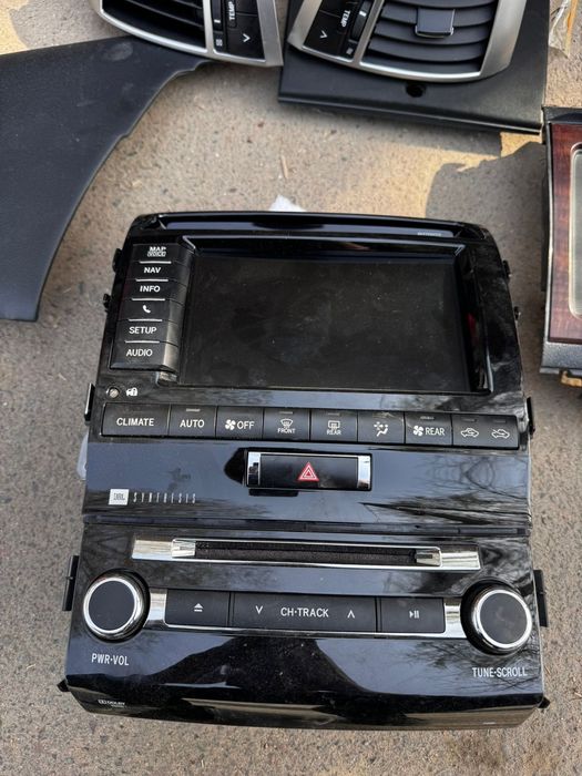 Клима и монитор на Land Cruiser 200 рестайлинг