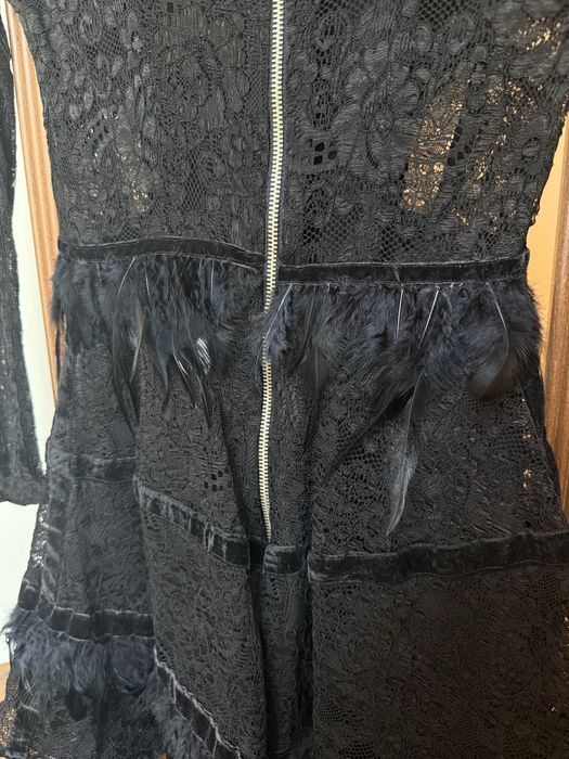 Черна рокля с пера