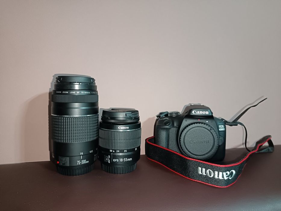 Продавам CANON EOS 4000D на два месеца + два обектива