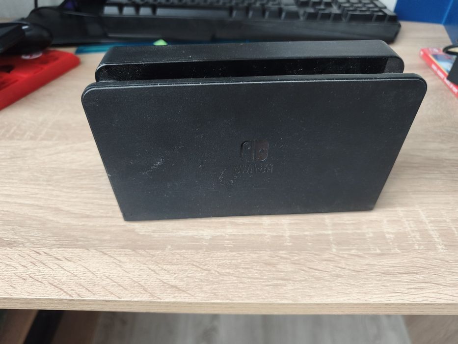 Продавам Nintendo Switch OLED в перфектно състояние с подарък калъф, стойка и игра