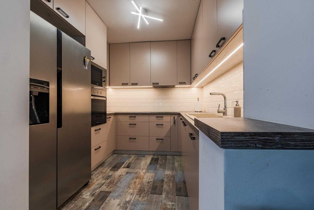 Луксозна къща с басейн, голям двор - парк, лятна веранда