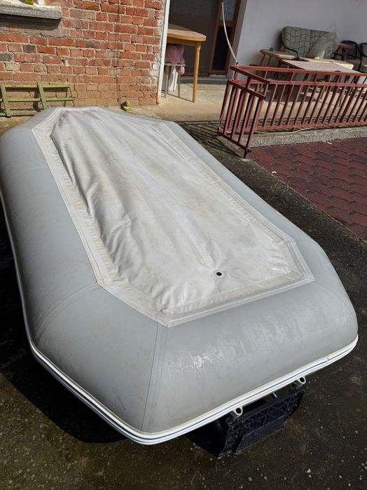 Продавам лодка Tohamaran 2,80