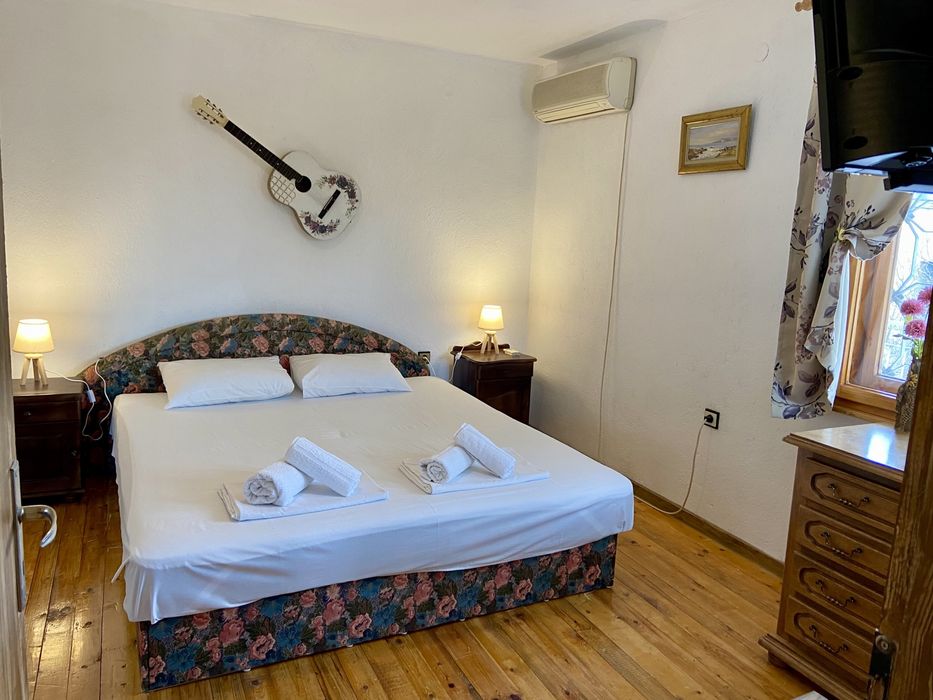 Самостоятелна вила за нощувки за 4-ма с барбекю, басейн, батут, гледка