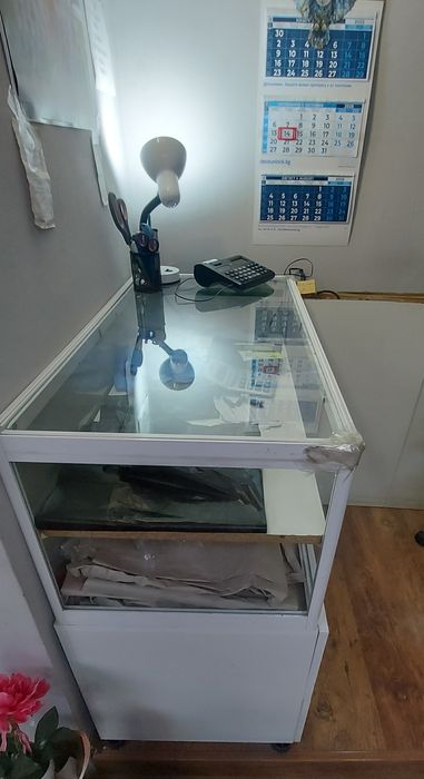 Бюро с витрина за магазин,  стелаж оборудване за магазин