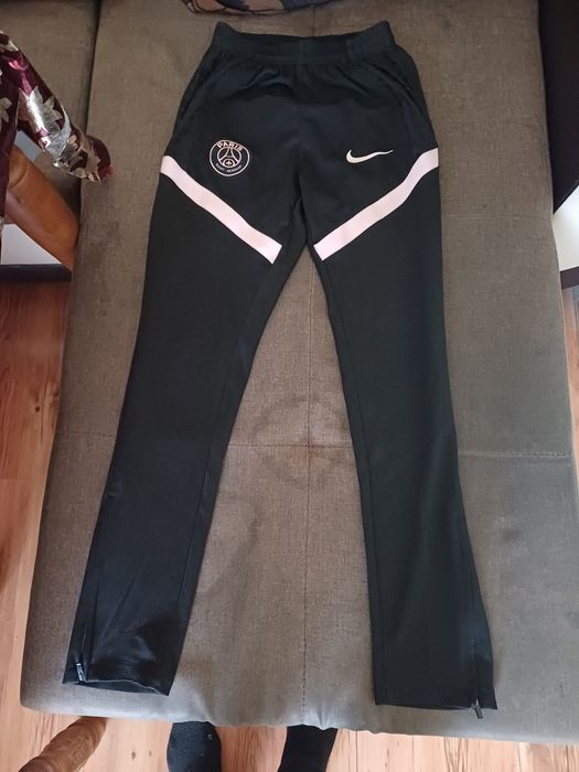 Продавам спортен анцунг NIKE на PSG