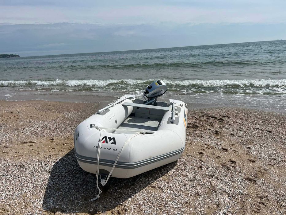 Продавам надуваема лодка AQUA MARINA с бензинов двигател Honda BF6DH