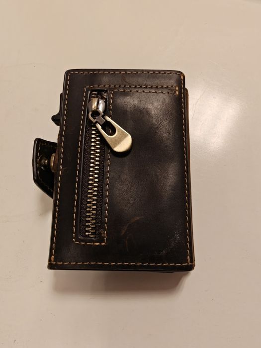 Кожен портфейл ат естествена коже с специално отделение за карти