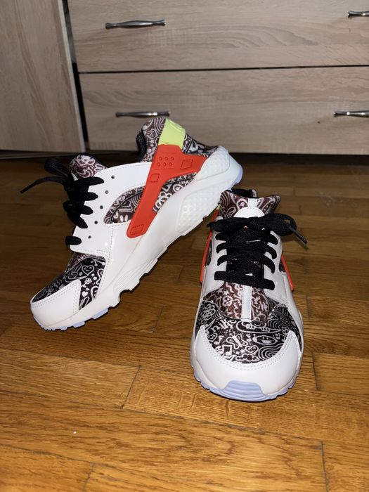 Обувки Nike Huarache Run SE