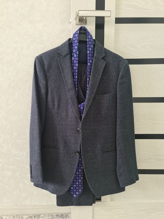 Продается костюм тройка на подростка