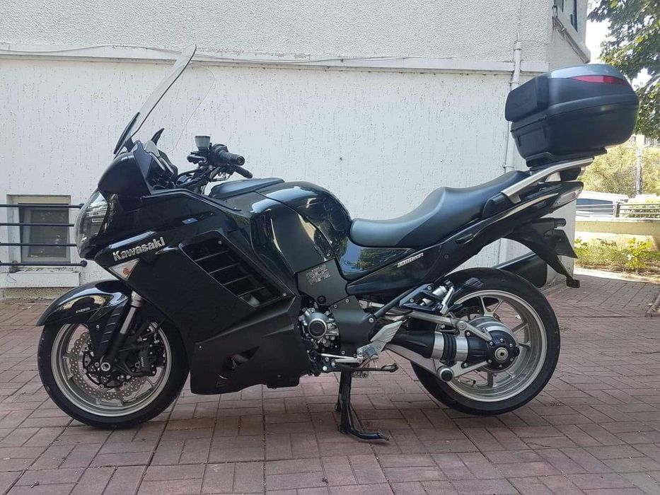 Vând kawasaki 1400 gtr 2009 unic proprietar 15k ținut in garaj nelovitpret 7000 euro
