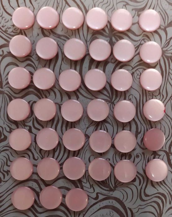 Пуговицы 16 жёлтых и 39 светло -розовых