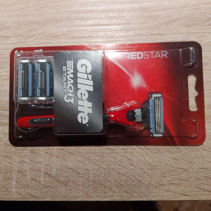 Vând aparat de bărbierit Gillette mach3 start red