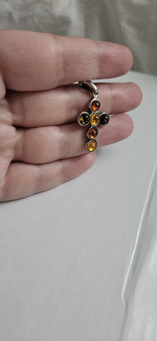 Vand pandativ sub forma de cruce din chihlimbar