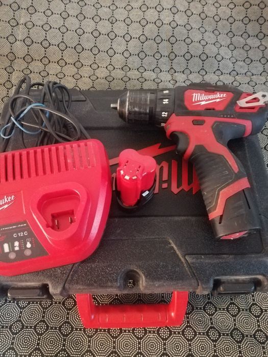 Milwakee m12 cu 2 acum incarcator noua