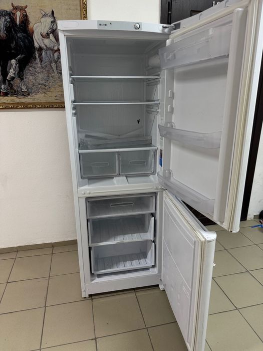 Продается холодильник indesit