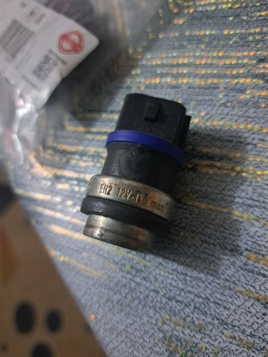 Продам датчик температуры на Ауди А8 д2 2.8ААН