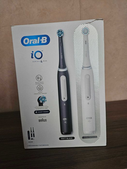Комплект четки за зъби Орал Б ( бяла и черна) чисто нови iO Series 4 duo
