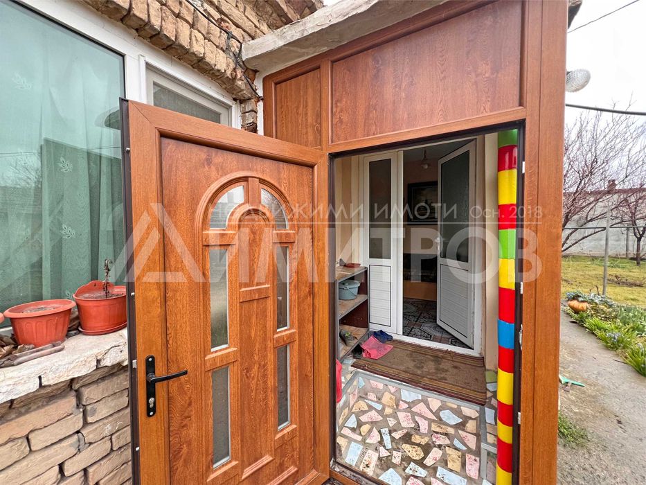 Продава напълно самостоятелна къща с двор в гр. Нови пазар в Добруджанския квартал на града.