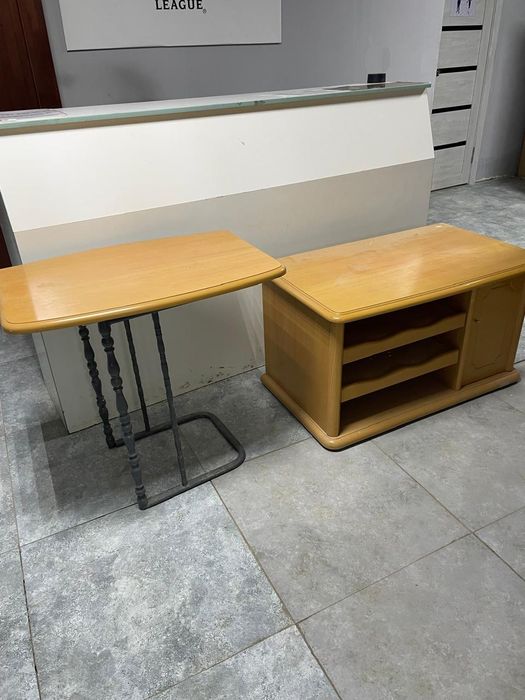 Маленький стол и тумбочка