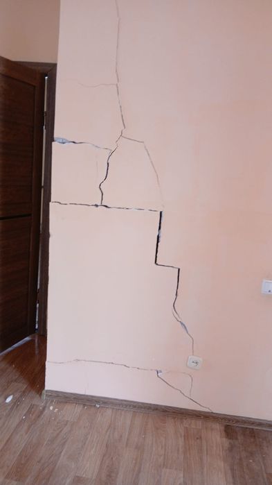 Үй сатылады, трещинасы бар