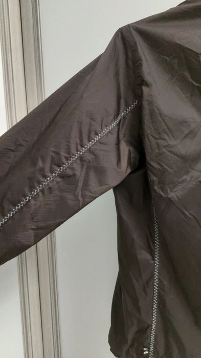 коричневая ветровка