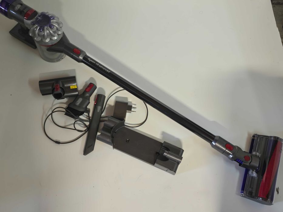Resigilat – Aspirator vertical fără fir Dyson V8 Cyclone™ Advanced