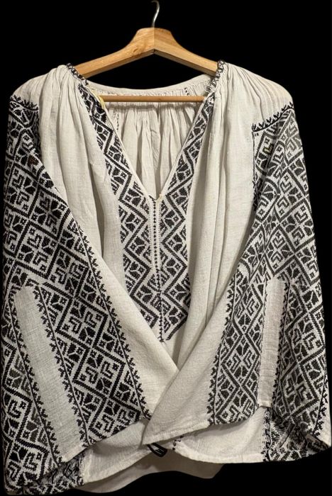 Ie foarte veche brodata manual