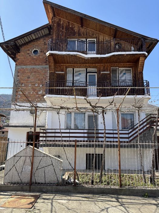 Просторен етаж от къща – 200 кв.м – гр. Кричим