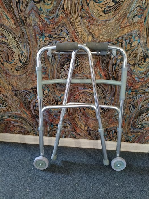 Ходунки для пожилых людей