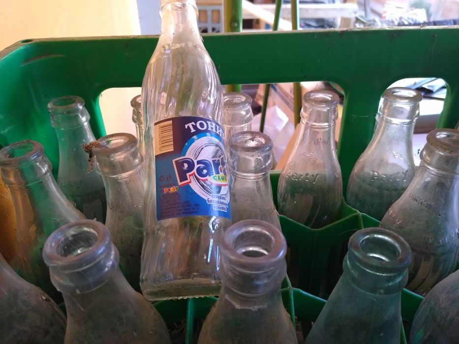 Продавам буркани на винт и бутилки.