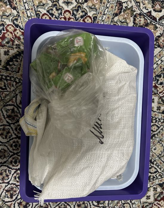 отдам 2 лотка наполнитель кошачий и корм