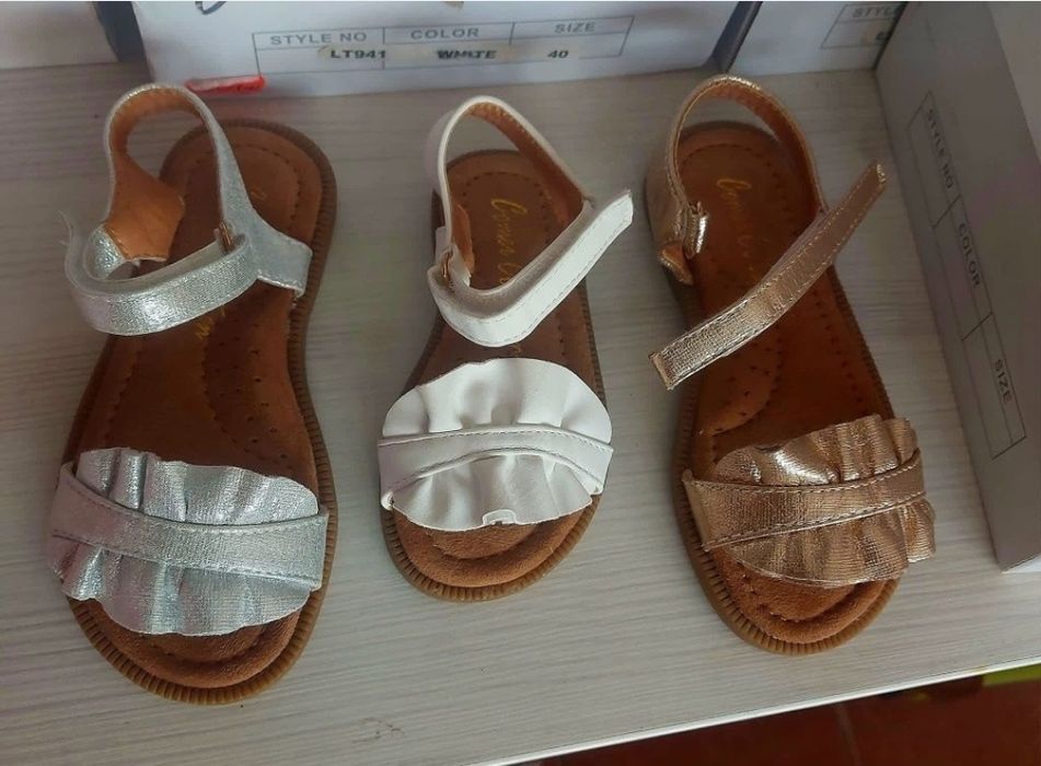 Vand stoc magazin cu haine si incaltaminte