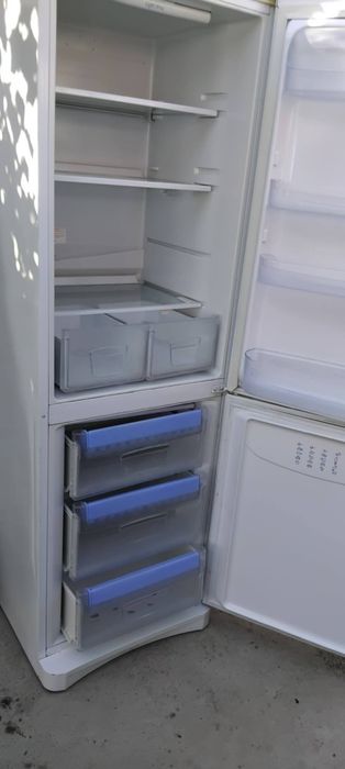 Vînd Combină frigorifică Indesit
