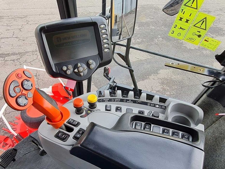 Кормоуборочный комбайн New Holland FR9060